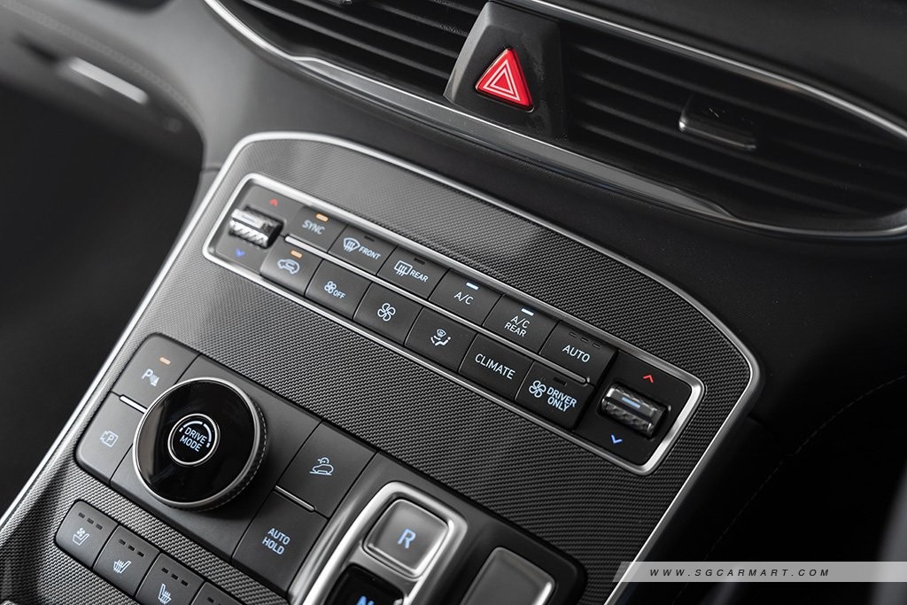 Hyundai SANTA FE Hybrid central controls